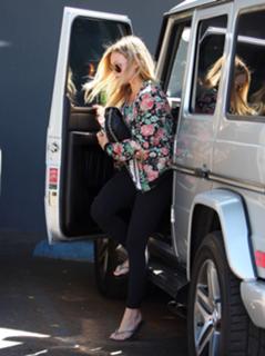 Hilary Duff feet photo thumbnail