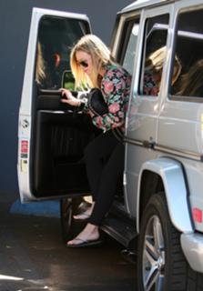 Hilary Duff feet photo thumbnail