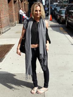 Kaley Cuoco feet photo thumbnail