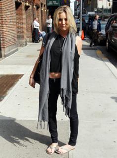 Kaley Cuoco feet photo thumbnail