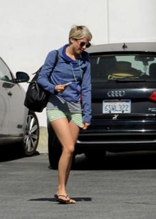 Julianne Hough feet photo thumbnail