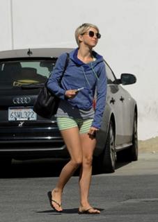 Julianne Hough feet photo thumbnail