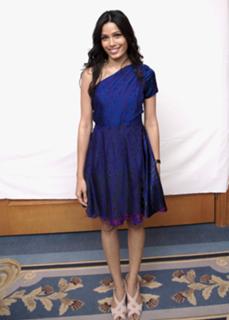 Freida Pinto feet photo thumbnail