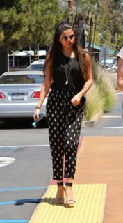 Selena Gomez feet photo thumbnail