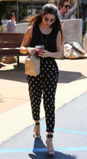 Selena Gomez feet photo thumbnail