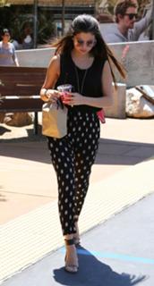 Selena Gomez feet photo thumbnail