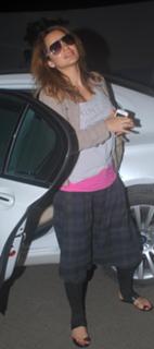 Kangana Ranaut feet photo thumbnail