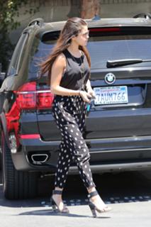 Selena Gomez feet photo thumbnail