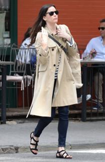 Liv Tyler feet photo thumbnail