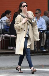 Liv Tyler feet photo thumbnail