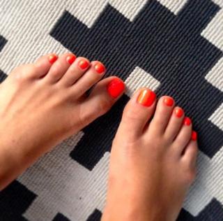 Shay Mitchell feet photo thumbnail