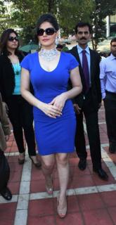 Zareen Khan feet photo thumbnail