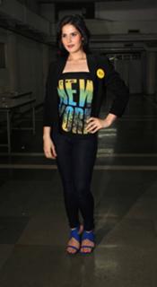 Zareen Khan feet photo thumbnail
