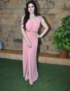Zareen Khan feet photo thumbnail