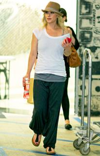 Christina Applegate feet photo thumbnail