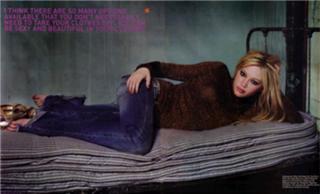 Hilary Duff feet photo thumbnail