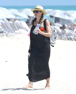 Katie Cassidy feet photo thumbnail