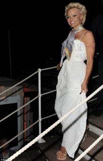 Pamela Anderson feet photo thumbnail