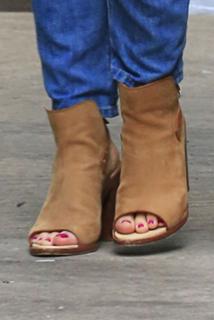 Katharine McPhee feet photo thumbnail