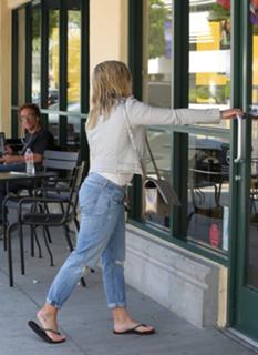 Hilary Duff feet photo thumbnail