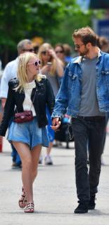 Dakota Fanning feet photo thumbnail
