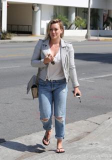 Hilary Duff feet photo thumbnail