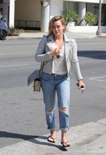 Hilary Duff feet photo thumbnail