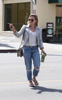 Hilary Duff feet photo thumbnail