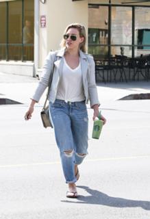 Hilary Duff feet photo thumbnail