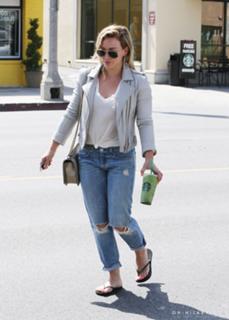 Hilary Duff feet photo thumbnail