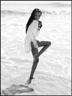 Zoe Saldana feet photo thumbnail