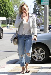 Hilary Duff feet photo thumbnail