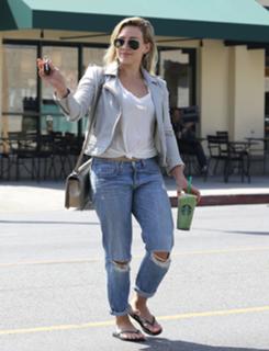 Hilary Duff feet photo thumbnail