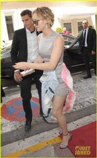 Jennifer Lawrence feet photo thumbnail