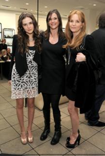 Zoey Deutch feet photo thumbnail