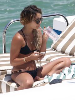 Vanessa Hudgens feet photo thumbnail