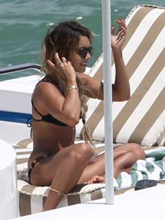 Vanessa Hudgens feet photo thumbnail