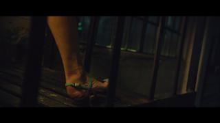Elizabeth Banks feet photo thumbnail
