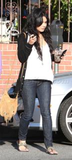 Vanessa Hudgens feet photo thumbnail