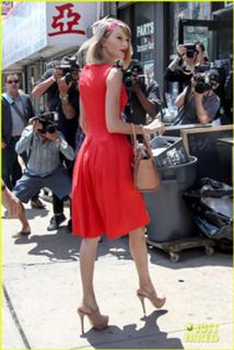Taylor Swift feet photo thumbnail