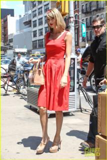 Taylor Swift feet photo thumbnail