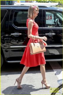 Taylor Swift feet photo thumbnail