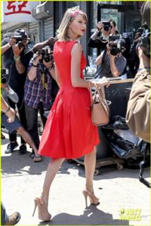 Taylor Swift feet photo thumbnail