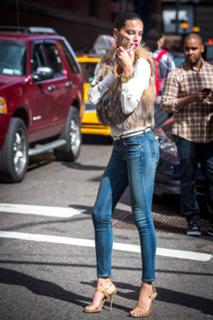 Adriana Lima feet photo thumbnail
