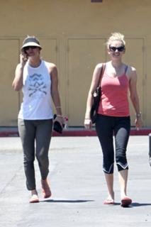 Kaley Cuoco feet photo thumbnail