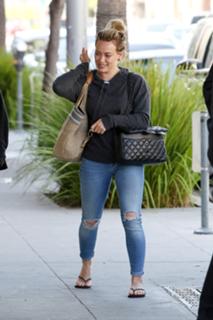 Hilary Duff feet photo thumbnail