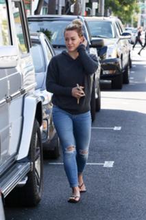 Hilary Duff feet photo thumbnail