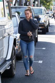 Hilary Duff feet photo thumbnail