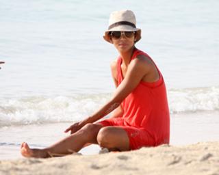 Halle Berry feet photo thumbnail