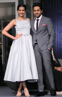 Sonam Kapoor feet photo thumbnail